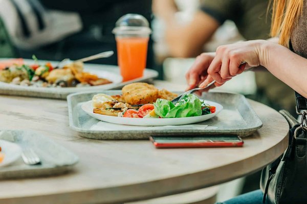 Qual è il modo migliore per preparare un'insalata greca autentica con feta e olive kalamata?