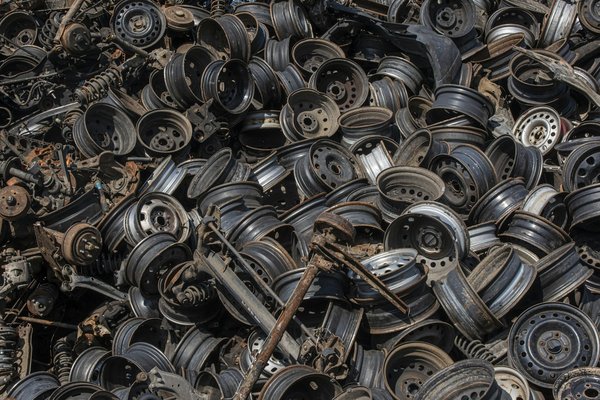 Come si può ridurre l'erosione del suolo nelle zone agricole ripide attraverso tecniche di agricoltura conservative?